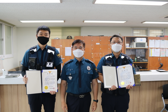 이상훈 서장이 보이스피싱 피의자 검거에 유공한 경찰관을 찾아 즉상을 수여하고 함께 사진촬영을 하고 있다. ( 사진 = 중부서 제공 )