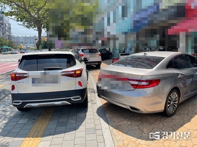 수원시 영통구 일대 인도 위에 불법 주·정차된 차량들. (사진=김기현 기자)