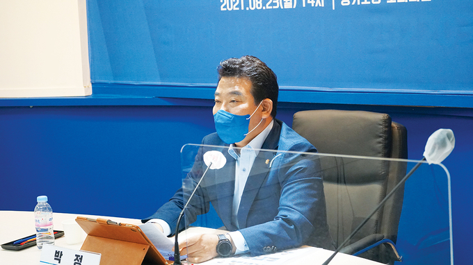 더불어민주당 경기도당 박정 위원장이 23일 취임 1주년을 맞이해 기자간담회를 진행하고 있다(사진=더불어민주당 경기도당 제공)