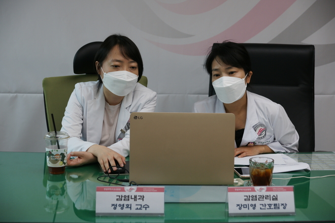 한림대학교성심병원은 안양·과천지역 내 177개 학교 교장, 교감, 보건교사를 대상으로 코로나19 예방 및 대응 방법에 대해 온라인(zoom) 강연을 진행했다. (사진=한림대학교성심병원 제공)