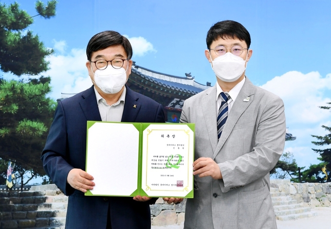 신동헌 광주시장이 남선우 굿네이버스 경기동부지부장으로부터 광주시 꿈지원단 1호로 위촉됐다. (사진=광주시 제공)