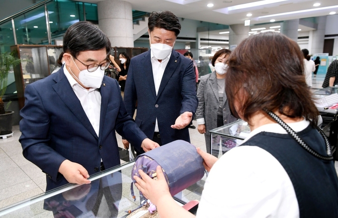 신동헌 광주시장이 청내 2층 로비에 지역 생산 제품 특별 전시장에서 비대면으로 판매하고 있는 매장을 둘러봤다. (사진=광주시 제공)