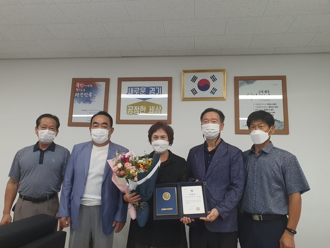 광주시 이용오 곤지암읍장이 유복희 곤지암4리장에게 경기도 선행도민 표창 수여하고 기념사진을 찍고 있다. (사진=광주시 제공)