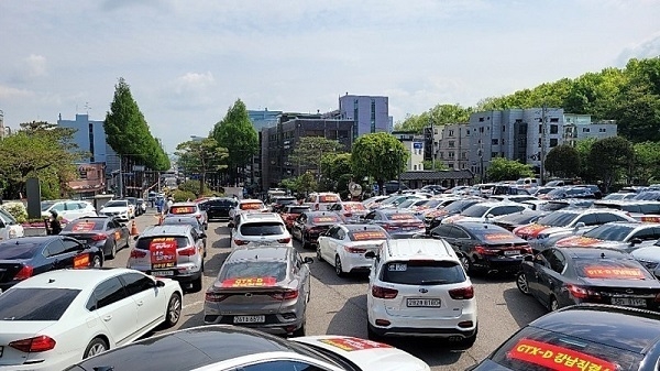 지난 7월 드라이브 챌린지에 나서는 김검시대 시민단체 등이 김포시청 본관에서 서울 등지로 출발하기 위해 대기하고 있다. (사진=경기신문 DB)
