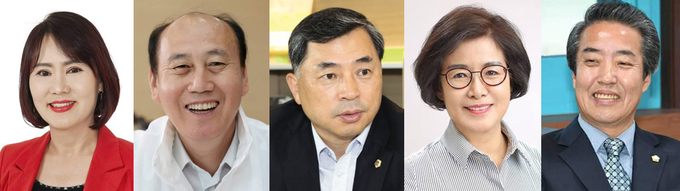 왼쪽부터 정계숙 동두천시의회 의원, 박형덕 전 경기도의회 의원, 홍석우 전 경기도의회 의원, 심화섭 전 동두천시의회 의원, 박인범 동두천시의회 의원. (사진=경기신문 DB)