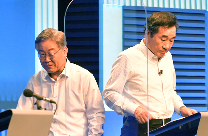 TV 토론회 참석한 이재명-이낙연 (사진 = 연합뉴스 제공)