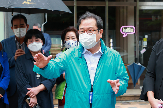 조광한 남양주시장은 24일 쓰레기 무단 투기 문제를 지역 주민과 함께 개선한 사례를 직접 확인하기 위해 별내동 자동클린넷 운영 현장을 방문했다.(사진=남양주시 제공)