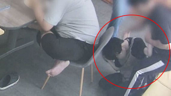 시설 종사자가 A씨의 어깨를 팔로 누른 채 떡볶이와 김밥 등 음식을 먹였고, A씨가 재차 음식을 거부하고 다른 방으로 이동한 뒤 바닥에 쓰러지는 장면도 CCTV에 포착됐다. (사진=SBS뉴스 보도화면 캡처)
