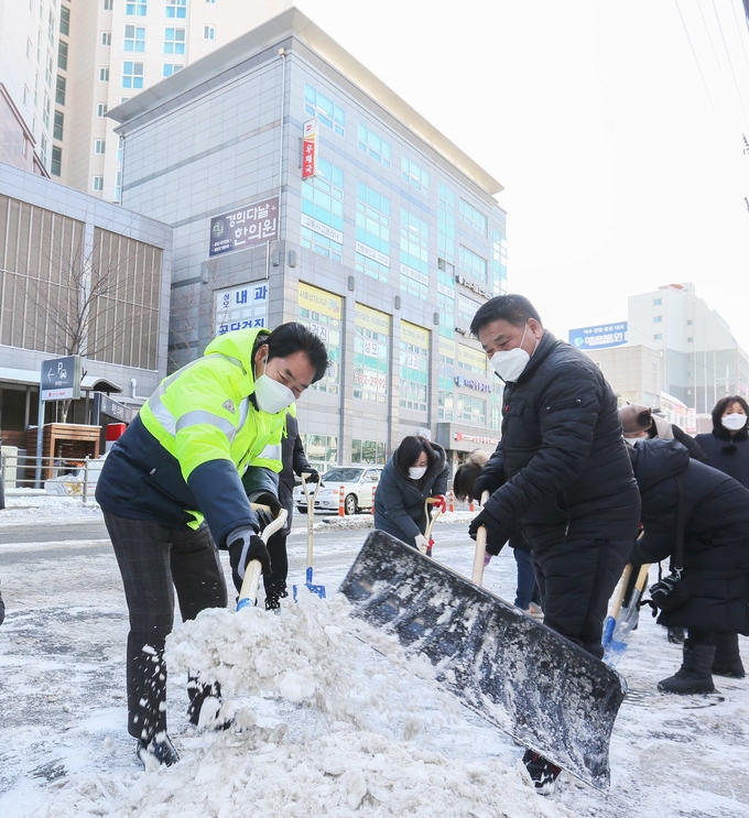 백군기 용인시장이 시 공무원들과 함께 폭설 현장에서 제설 작업을 벌이고 있다. (사진=용인시 제공)