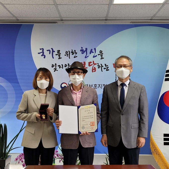 박순복 지사의 유족에게 수시 포상 대통령 표창이 수여됐다. (사진=경기남부보훈지청 제공)