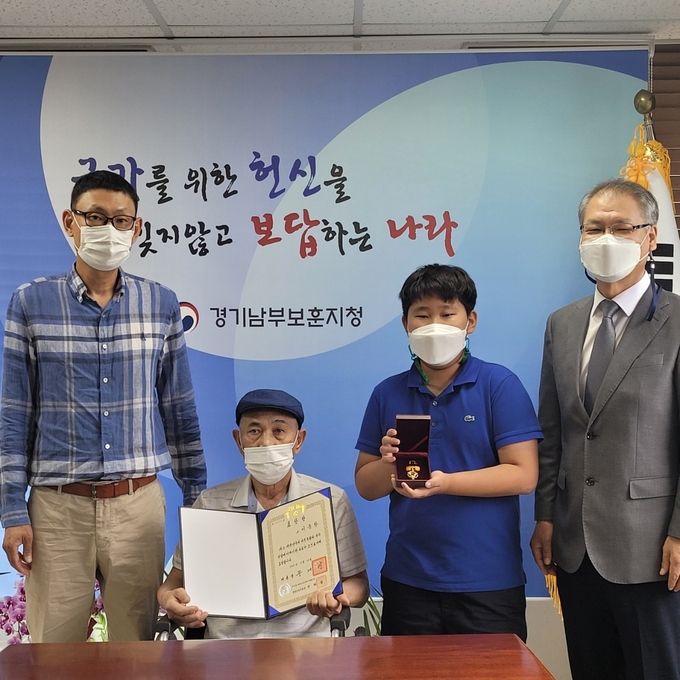이중창 지사의 유족에게 광폭절 포상 대통령 표창이 수여됐다. (사진=경기남부보훈지청 제공)