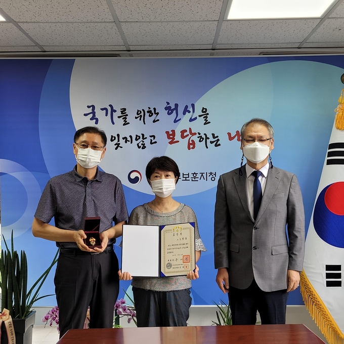 노형봉 지사의 유족에게 광폭절 포상 대통령 표창이 수여됐다. (사진=경기남부보훈지청 제공)
