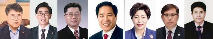 사진 왼쪽부터 홍인성 현 중구청장, 조광휘·안병배 인천시의원, 김홍복 전 중구청장(이상 더불어민주당), 박정숙 인천시의원, 이종호 중구의원, 김정헌 전 인천시의원(이상 국민의힘).