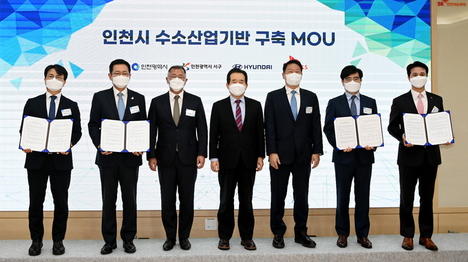 지난 3월 2일 인천 서구 SK인천석유화학에서 열린 '인천시 수소산업기반 구축 MOU 체결식'에서 박남춘 인천시장, 이재현 서구청장, 공영운 현대차 사장, 추형욱 SK E&S 사장과 협약을 체결한 뒤 기념촬영을 하고 있다. 왼쪽부터 이재현 서구청장, 박남춘 인천시장, 정의선 현대차 회장, 정세균 국무총리, 최태원 SK 회장, 공영운 현대차 사장, 추형욱 SK E&S 사장. ( 사진 = 인천시 제공 )