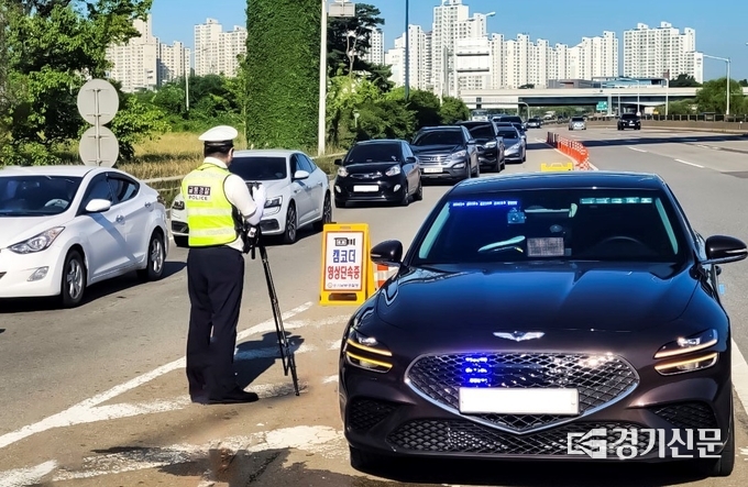 단속 중인 경찰과 암행순찰차. (사진=경기남부청 제공)