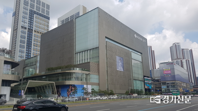 지난 20일 정식 개장 후 23일, 25일 직원 5명이 코로나19 확진을 받은 롯데백화점 동탄점의 모습. (사진=현지용 기자)