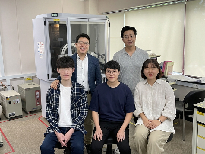 삼성전자는 25일 포스텍 신소재공학과의 손준우·최시영 교수 연구팀은 반도체 미세화로 발생하는 열 문제를 해결하기 위한 차세대 소재 기술 개발에 성공했다고 밝혔다. 사진은 해당 연구팀의 모습. (사진=삼성전자 제공)