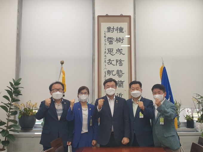 배영식 의장을 비롯한 가평군의회 의원들이 지역 현안인 3개 도로개량사업 예타 통과 사업으로 선정된 것을 환영하고 있다. (사진=가평군의회 제공)