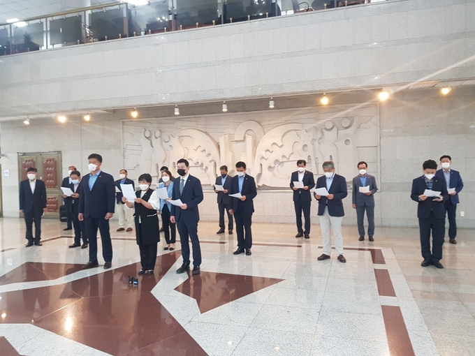 경기도의회 더불어민주당 소속 의원 20여명이 '전 경기도민 재난지원금' 지급 결정 등에 대한 성명서를 발표하고 있다(사진=박건 기자)