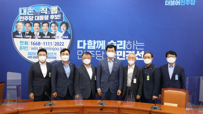 25일 송영길 더불어민주당대표와 인천항만·경제단체 대표 간 간담회에 앞서 참석자들이 함께 사진촬영을 하고 있다. 왼쪽부터 최두영 인천항운노조 위원장, 윤관석 사무총장, 박인서 인천상의 상근부회장, 송영길 대표, 이귀복 인천항발전협의회장, 전종해 인천항도선사회장, 심충식 선광 부회장. ( 사진 = 인천항발전협의회 제공 )