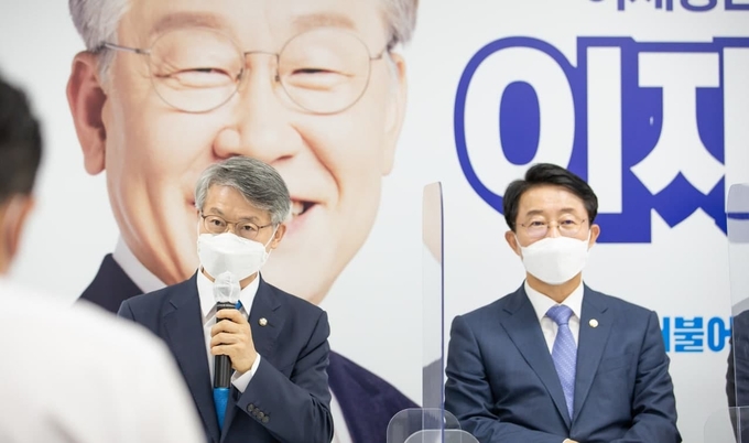 민형배 열린캠프 전략본부장은 25일 오전 여의도 캠프 사무실에서 열린 첫 주간 브리핑 질의응답에서 답변을 하고 있다. (사진= 캠프 제공)