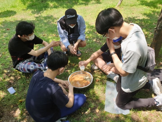 길토래비 자연학교에 참가한 청소년들이 황토로 EM 흙공을 만들고 있다. (사진=용인시 제공)