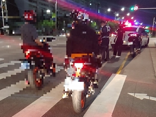 인천 계양경찰서가 도심에서 굉음을 유발하며 달리는 오토바이를 단속하고 있다. ( 사진 = 계양경찰서 제공 )