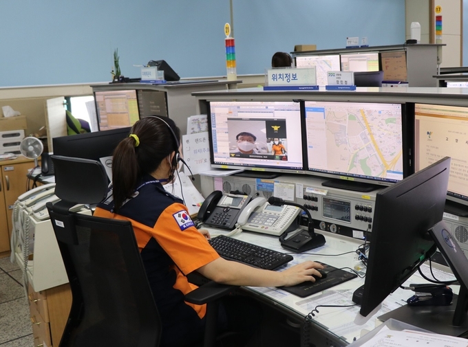 경기도 소방재난본부가 전문 수어통역사와 3자 영상통화 연결할 수 있는 시스템을 구축한다. (사진 = 경기도 제공)