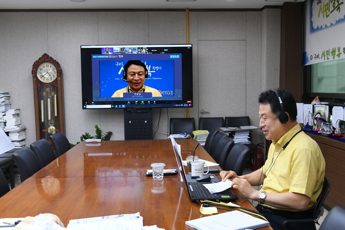 구리시 안승남 시장이 지난 24일 온라인으로 지속가능발전목표와 행복 국제심포지엄 참여하고 있다.(사진=구리시 제공)