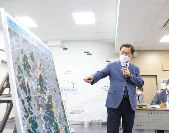 박승원 광명시장은 지난 13일 광명시청 중회의실에서 LH와 현안사업 관련 간담회를 개최했다(사진=광명시 제공)
