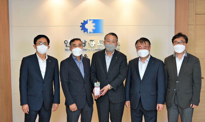 구권호 한국산업안전보건공단 인천광역본부장(왼쪽 두번 째)이 심재선 인천상의 회장에게 감사패를 전달하고 있다. ( 사진 = 인천상의 제공 )