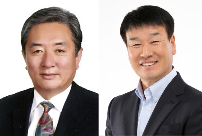 왼쪽부터 조덕문 전 양평군축구협회 회장과 김재선 양평군 이장협의회장.(사진= 양평군 제공)