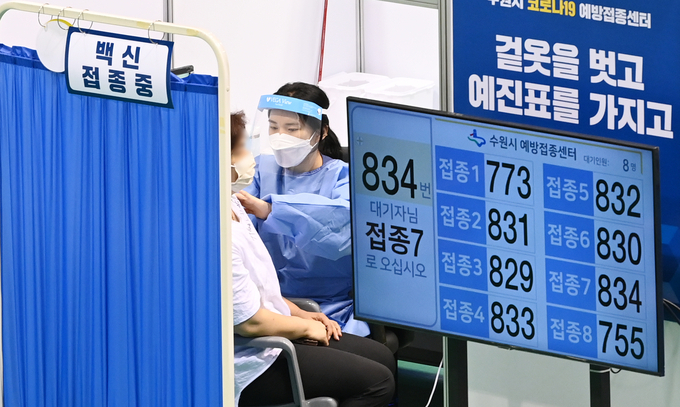 18∼49세 백신 접종이 시작된 26일 수원시 영통구 아주대학교 체육관에 설치된 수원시 코로나19 예방접종센터에서 백신 접종이 진행되고 있다. (사진=조병석 기자)