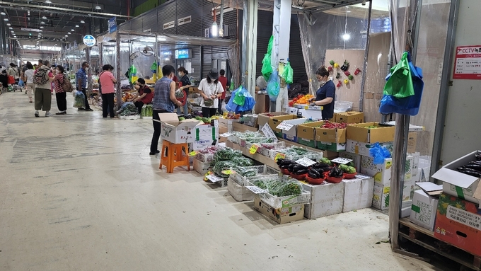인천 남촌농축산물도매시장이 시장과 소.전통시장 상인, 소비자 모두를 위한 시설로 거듭나야 한다는 지적이 일고 있다. 사진은 기사의 특정사실과 관련 없음. ( 사진 = 박영재 기자 )