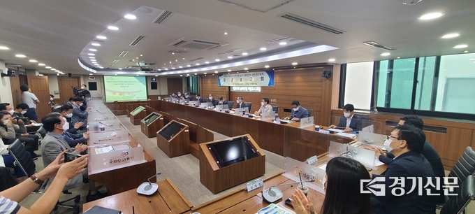 포천시청 시정회의실에서 "포천시 스포츠도시 비전 및 실행 전략방안에 관한 연구용역 최종보고회"가 열리고 있다. (사진=문석완 기자)