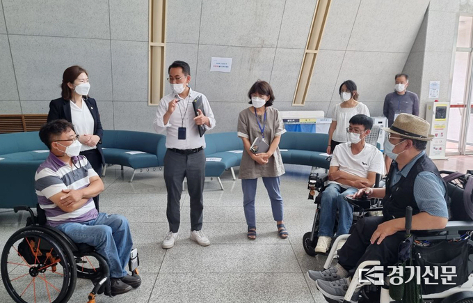 포천시의회 손세화 의원은 포천나눔의집 장애인들과 함께 반월아트홀의 시설을 점검했다. (사진=포천시의회 제공)