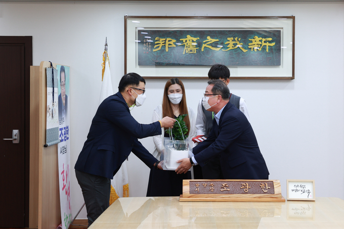 남양주시는 올해 초 경남 산청군에서 발생한 교통사고로 피해를 입었던 관내 유소년 축구 클럽 소속 강 모 학생의 부모가 조광한 시장을 만나 감사 인사를 전했다.(사진=남양주시 제공)