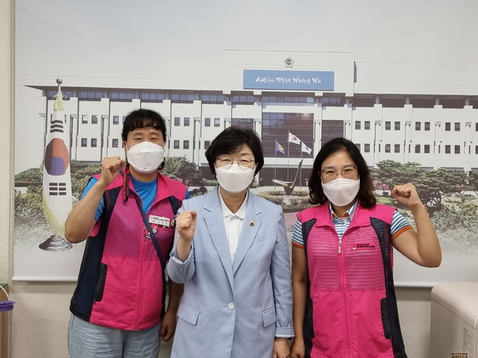 경기도의회 박옥분(가운데) 의원이 학교비정규직노동조합 관계자들과 기념촬영을 하고 있다(사진=경기도의회 제공)