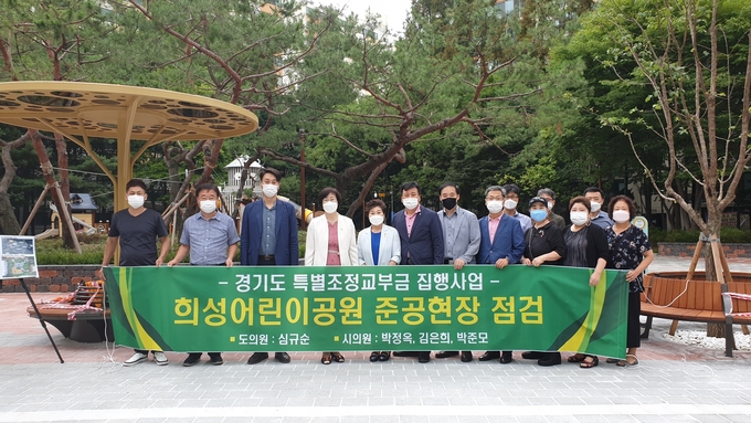 박정옥 안양시부의장이 달안동 희성어린이공원 준공현장을 점검 했다.(사진= 안양시의회 제공)