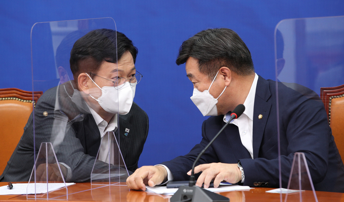 대화하는 민주당 송영길 대표와 윤호중 원내대표 (사진=연합뉴스/자료사진)