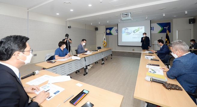 파주시의회 지방재정조례연구단체의원들이 연구용역착수 보고회를 개최하고 있다.(사진=파주시의회 제공)