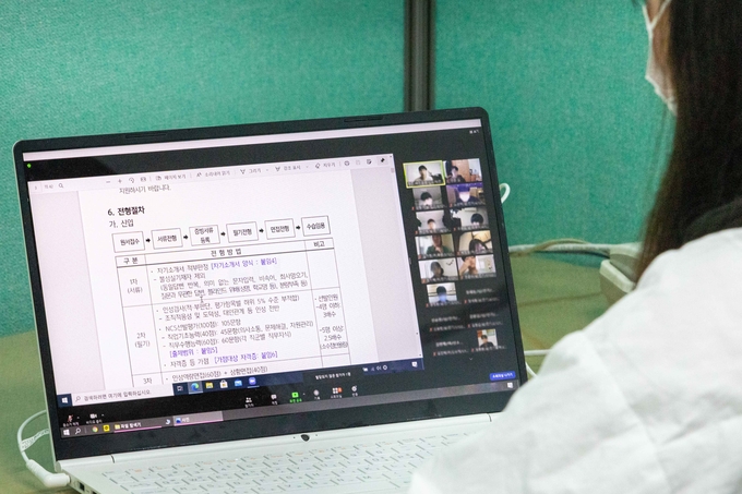  지난 25일 한 학생이 인하대학교 온라인 직무박람회를 시청하고 있다. ( 사진 = 인하대 제공 )