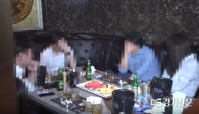 지난 27일 수원시 인계동 소재 유흥업소에서 손님과 여성접객원이 한 데 어울려 술을 마시고 있다. (사진=경기남부청 제공)