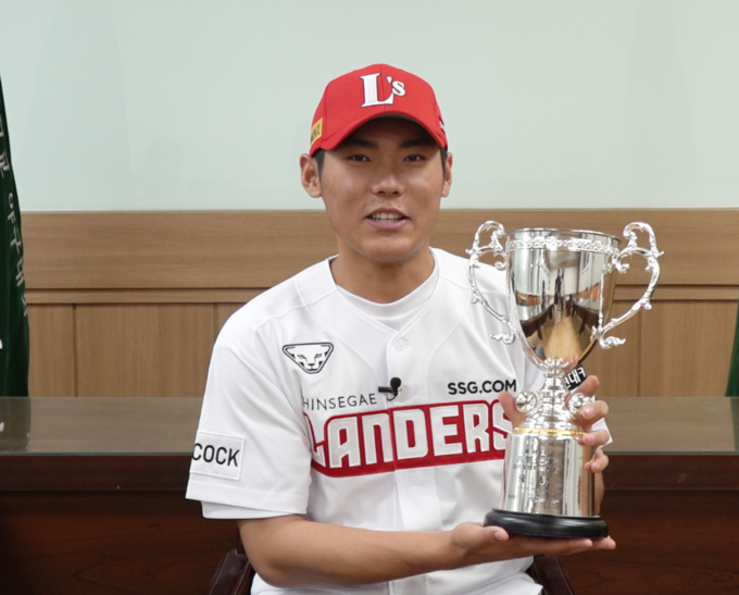 SSG 랜더스가 2022년 신인 1차 지명 인천고 투수 윤태현과 계약을 체결했다. (사진=SSG 랜더스 제공)