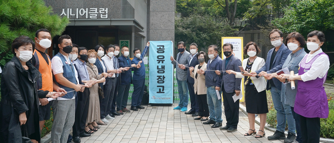 광주시 지속가능발전협의회가 나눔먹거리 프로젝트 일환으로 공유냉장고 3호 개소식을 실시하고 있다. (사진=광주시 제공)
