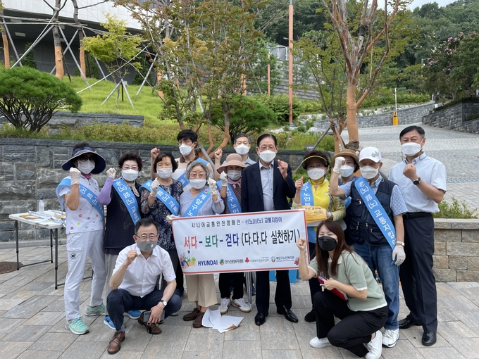 구, 경찰서와 함께 교통안전 캠페인을 펼친 계양구노인복지관 회원들. ( 사진 = 계양구 제공 )