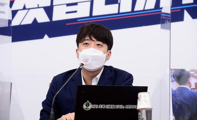 국민의힘 이준석 대표가 30일 오전 서울 여의도 국회에서 열린 최고위원회의에서 발언하고 있다. 사진= 연합뉴스 