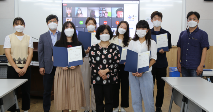 온·오프로 시상식에 참여한 학생들이 단체 사진을 찍고 있다. (사진=한신대학교 제공)