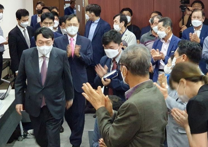 국민의힘 대권주자인 윤석열 전 검찰총장이 30일 오전 충남 천안시 동남구 국민의힘 충남도당사무실을 방문하고 있다. (사진= 연합뉴스) 