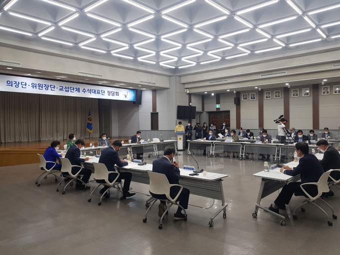 경기도의회 대회의실에서 30일 현안사항 및 주요사업에 대한 의견 조율 등을 하기 위한 정담회가 개최됐다(사진=박건 기자)